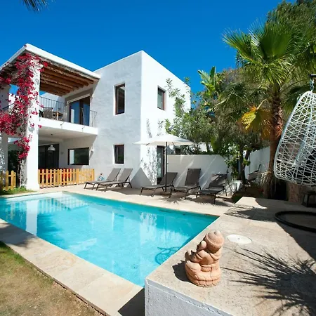 Rent This Luxury With Private Pool, Ibiza 1059 Willa